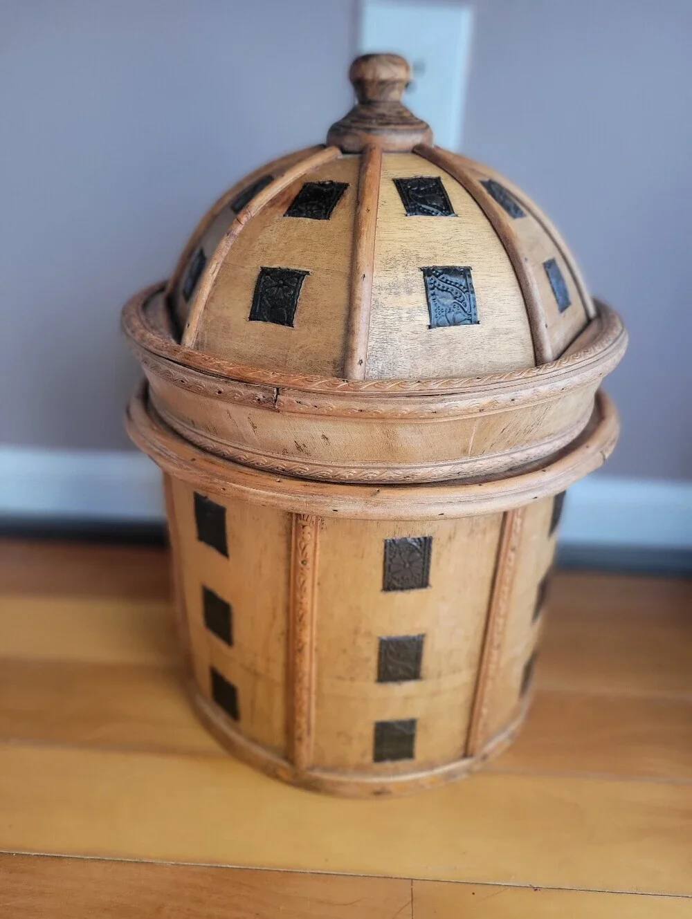 RARE VINTAGE WOODEN BUCKET CANISTER CYLINDER SHAPE LID DESIGN FLOWERS METAL 15.5